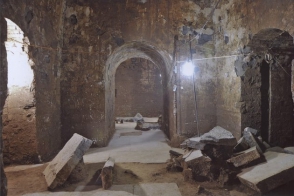 Սանտեխնիկական աշխատանքների ժամանակ հինավուրց դամբարան են գտել (լուսանկարներ)