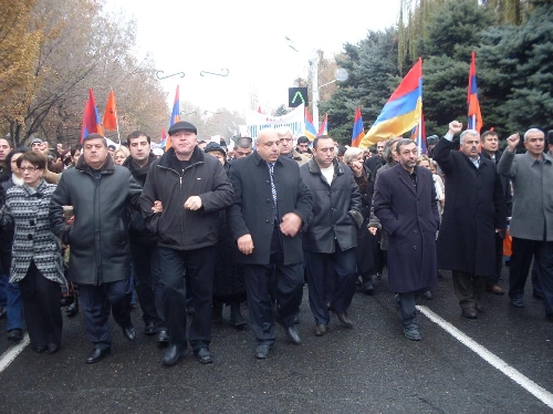 Левон Тер-Петросян не принял участия в шествии АНК