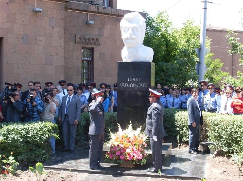 Напротив здания Полиции открылся бюст Арама Манукяна