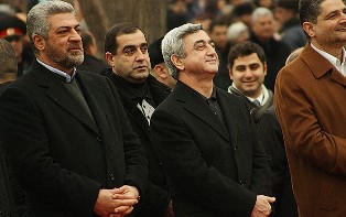 Կճոյանը վարչապետից ստացած զենք էլ ունի. այն չհրկիզվող պահարանում է 