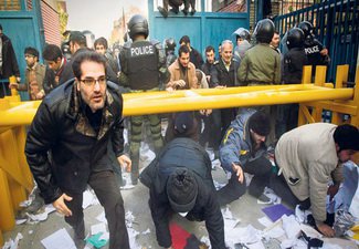 Иран освободил студентов, арестованных за нападение на британское посольство
