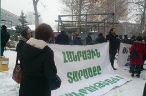 Բողոքի գործողություն կառավարության շենքի մոտ. «Պատժել ոստիկանապետին, քաղաքապետին, որոշում կայացնողներին»