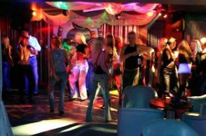 Ակումբի անվտանգության աշխատակիցները քաշել են աղջկա թևերից ու մազերից