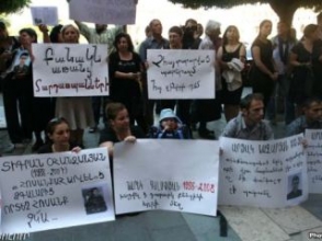 Իրենց որդիների սպանության համար մեղադրում է Սերժ Սարգսյանին