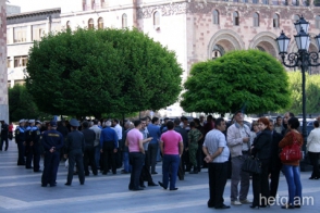 Работники завода «Наирит» проводят акцию протеста перед зданием Правительства