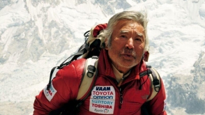 80-летний альпинист начал восхождение на Эверест