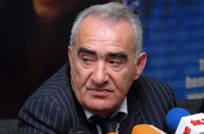 «Նա գալիս է ճանգռելու, սա բռնում համբուրում է՞». Գալուստ Սահակյանը ոստիկանի համբույրի մասին