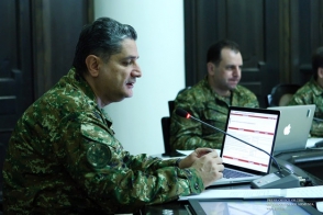 Тигран Саркисян и члены правительства надели военную форму (фото)