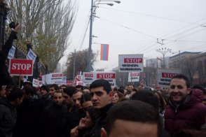 Перед НС прошла многолюдная акция протеста (видео, фоторепортаж)