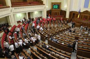 В парламенте Украины скандируют «Революция!»