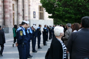 Перед зданием Правительства проходит акция протеста