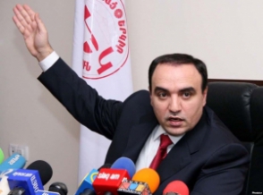Артур Багдасарян пока не представил заявления об отставке