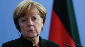 Меркель намерена прервать отпуск для обсуждения санкций в отношении РФ