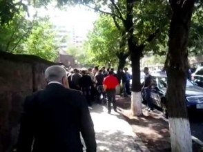 ՀՀԿ–ական Մանվել Բադեյանը «ճողոպրել» է ցուցարարներից (տեսանյութ)