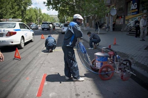 «Parking City Service»-ը անգամ երկու մետրանոց հատվածներն է կարմիր գծերով պատում