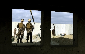 В Афганистане из-за задержек зарплаты полицейские начали продавать свое оружие