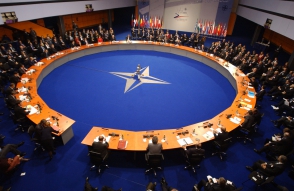 Украине пока рано вступать в НАТО – Порошенко