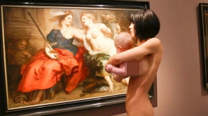 Обнаженная художница шокировала посетителей немецкого музея (видео)