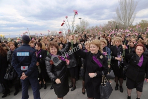 Անմոռուկներ դոշերիս ու մեխակներ ձեռքերիս