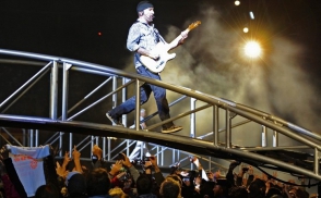 U2 խմբի կիթառահարն ընկել է բեմից համերգի ժամանակ