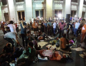 Ночь на площади Свободы прошла мирно: в сидячем пикете приняло участие 223 человека
