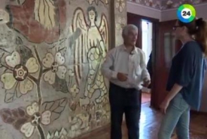 Հայաստանցի 75-ամյա պապիկը 50 տարի իր տան պատերը զարդարել է խճանկարներով