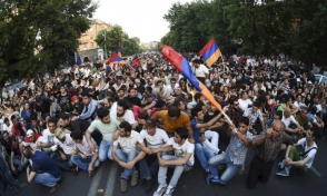 На проспекте Баграмяна продолжается бессрочная акция протеста (прямой эфир)