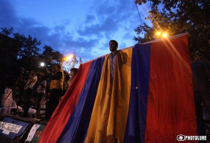 На проспекте Баграмяна продолжается бессрочная акция протеста (прямой эфир)