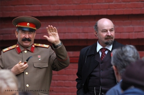 В центре Москвы двойник Сталина избил двойника Ленина «из-за измены»