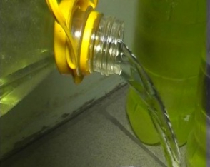 Գիշեր, կասկածելի ուսապարկ և տոպրակներ՝ կամրջի մոտ