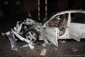 Եղվարդի խճուղում բախվել են «Մերսեդես»–ը և թիվ 31 երթուղուն պատկանող «ԳԱԶել»–ը (լուսանկարներ)