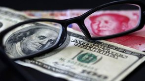 Власти Китая ограничили продажу американских долларов