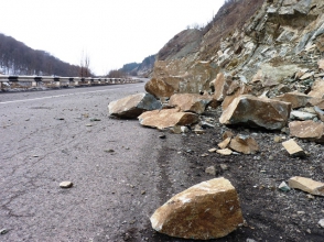 Երթևեկելի հատվածը փակվել է բլրից թափված քարերով