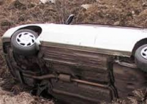 «Մերսեդեսը» դուրս է եկել ճանապարհի երթևեկելի հատվածից և կողաշրջվել