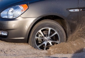 Ավտոմեքենաներն արգելափակվել են ցեխի մեջ