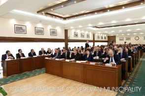 Երևանի ավագանու որոշմամբ՝ բնակարաններ են հատկացվել թավջութակահար Նարեկ Հախնազարյանին և կինոռեժիսոր Արտավազդ Փելեշյանին