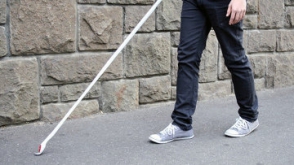 Կասկածելի ձեռնափայտ, բռնակին՝ դանակ