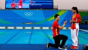 Չինացի լողորդն ամուսնության առաջարկ է արել հենց օլիմպիական լողավազանի մոտ (տեսանյութ)