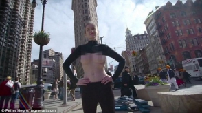 Մոդելը մերկ շրջել է Նյու Յորքի փողոցներով (տեսանյութ, ֆոտոշարք 18+)
