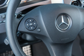 Երևանում «Mercedes»-ը բախվել է սյանը