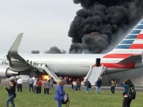 Причиной возгорания самолета в Чикаго стал отказ двигателя (видео)