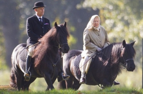 Елизавета II в свои 90 была замечена разъезжающей верхом на лошади (фото, видео)
