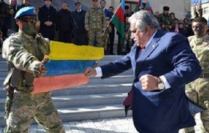 Азербайджанский чиновник надругался над флагом Колумбии