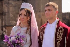 Ռուս զույգի պսակադրության արարողությունը՝ հայկական ավանդույթներով (տեսանյութ)