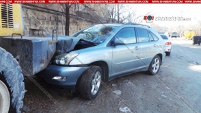 Երևանում տրակտորը քարշակի վրայից ընկել է և հայտնվել Lexus-ի վրա