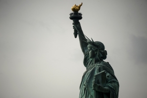 На сайте Белого дома появилась петиция с предложением снести статую Свободы