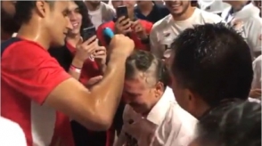 Կոստա Ռիկայի դարպասապահը սափրել է մարզիչի գլուխը՝ ի պատիվ ԱԱ-2018-ի ուղեգիր նվաճելու (տեսանյութ)