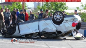 Երևանում Nissan-ը գլխիվայր շրջվել է. Վերջին զանգին մասնակցող վարորդն ու ուղևորը տեղափոխվել են հիվանդանոց