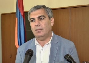 Եվ ի՞նչ, ես ստիպված պետք է լինեմ ամուսնանալ նրա ծեր կնոջ հե՞տ