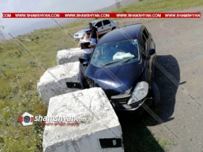 41-ամյա վարորդը Nissan Tiida-ով բախվել է բետոնե արգելապատնեշին. բանակից զորացրված զինվորները տեղափոխվել են հիվանդանոց